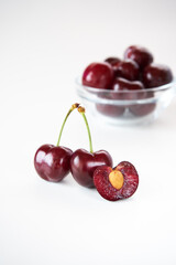 ダークチェリーを白バックで