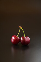 ダークチェリーを黒バックで