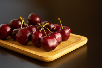 ダークチェリーを黒バックで