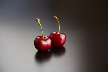 ダークチェリーを黒バックで