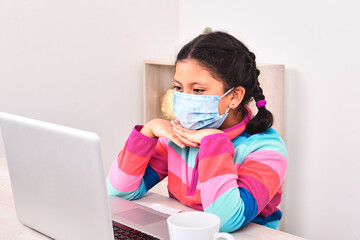 Niña latina estudiando en casa