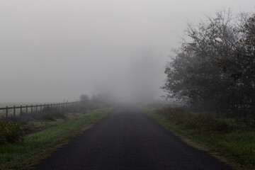 Fototapeta na wymiar Thick fog on the road in the mountain.