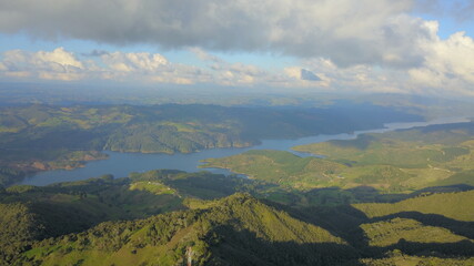 Naklejka premium represa en la montañas 