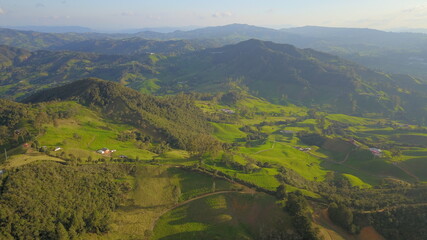 tapete verde en la montaña