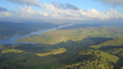 rio entre montañas y nubes