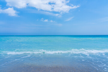 Fototapeta na wymiar Inviting turquoise waters of the Atlantic Ocean in Melbourne Beach, Florida