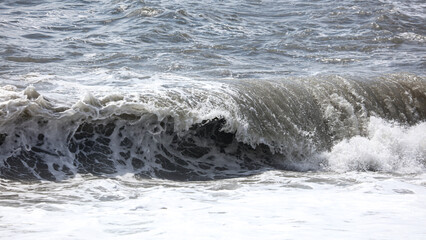 Fototapeta premium Splashing big waves on the seashore.