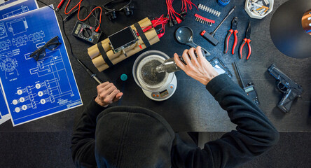 The assassin includes scales and gunpowder pours onto the gauge.