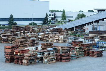 Veduta su parcheggio industriale di containers di una industria metallurgica pesante in Europa