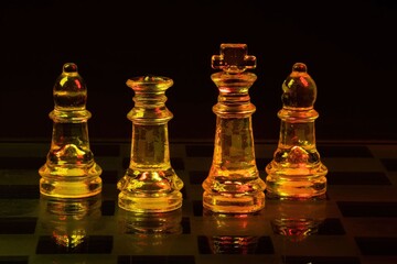Szklane figury szachowe podświetlone światłem rgb makro - obrazy, fototapety, plakaty