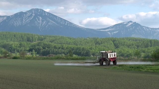 北海道・美瑛の美しい山と農作業風景_Beautiful Mountains and Farm Work in Biei, Hokkaido