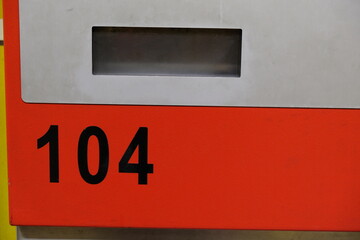 FU 2020-06-11 Bonn 1334 Ausgabefach an einem Automaten mit der Zahl einhundertvier
