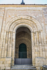 Arcos de estilo románico en la iglesia del siglo XII de San Martín, Segovia, España