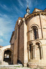 Obraz premium Perspectiva iglesia de San Martín en Segovia, España, de arquitectura románica y mudejar siglo XII