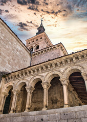 Obraz premium Pórtico de estilo románico y campanario arquitectura mudejar en la iglesia San Martín de Segovia, España