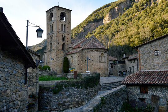 Peque&ntilde;o y pintoresco pueblo de Beget, con sus casas y calles de piedra y la iglesia rom&aacute;nica en la Alta Garrotxa, Gerona, Espa&ntilde;a.