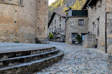 Bonita calle de piedra de pequeño pueblo medieval, Beget, en Cataluña, España.