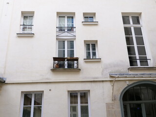 Fototapeta na wymiar A close-up on a parisian facade.