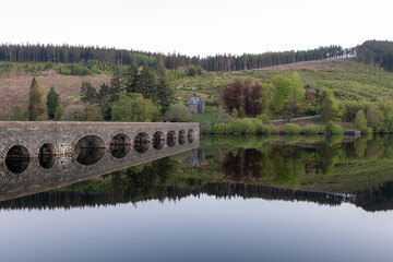 Obraz premium Elan valley reservoirs and dams in spring time in the welsh countryside