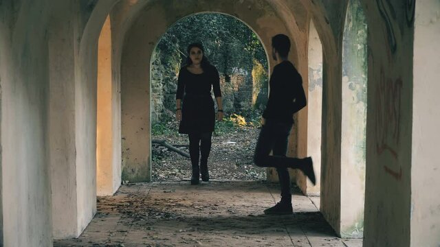 escape an assault - girl attacked by a young man defends himself and runs away