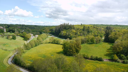 paysage de campagne luxuriante dans le Limousin