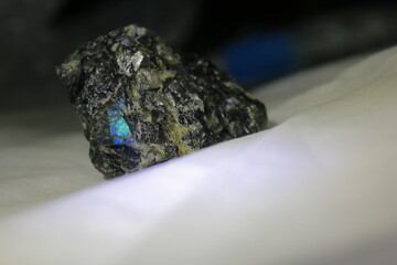 青く輝くブラックラブラドライト原石のスペクトロライト 
