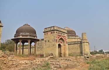Obraz premium Group of old Tombs and Mosques in jhajjar district, haryana, india