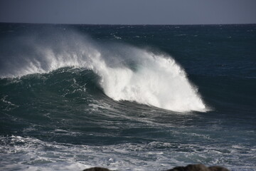 Naklejka premium the waves of the sea demonstrate their power