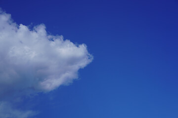 Obraz premium Natural blue sky background with beautiful white clouds