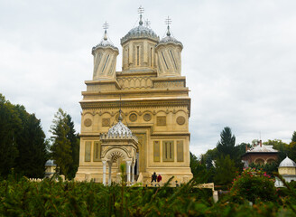 Obraz premium View of Romanian Orthodox Cathedral of Curtea de Arges in sunny autumn day