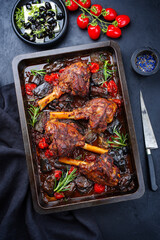 Traditionell geschmorte slow cooked griechische Lamm Haxen in Rotwein Sauce mit Auberginen und...