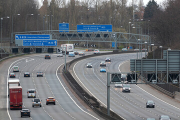 Traffic on British motorway M25 - obrazy, fototapety, plakaty