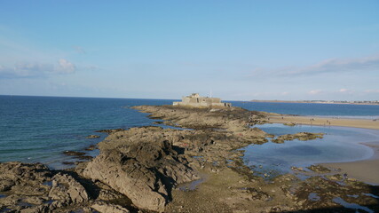 île pendant la mer basse
