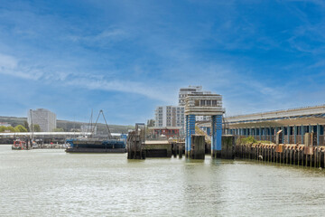 port de le ville de Boulogne sur mer sous un ciel bleu