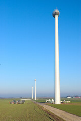1er parc éolien en Haute Normandie. Montage de pales sur le rotor d'une éolienne
