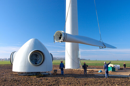 1er parc &eacute;olien en Haute Normandie. Montage de pales sur le rotor d'une &eacute;olienne