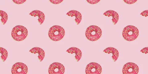 Deurstickers Glamour stijl Een naadloos herhalend patroon van een glamoureuze roze donut. Heldere roze achtergrond met een gebeten en hele donut.
