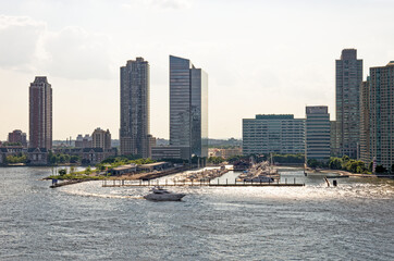 Fototapeta premium Sail on Hudson river with Manhattan in the background