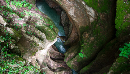 le profonde gole del torrente di montagna