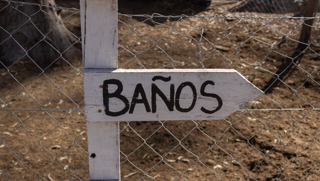 Sign indicating in spanish: toilets.