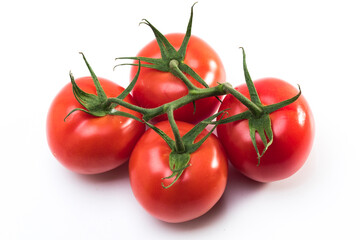 tomates frescos em fundo branco