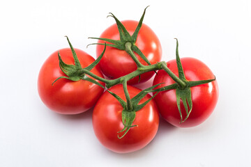 tomates frescos em fundo branco
