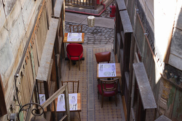 Obraz premium Outdoor restaurant with empty tables.