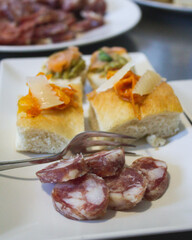 Aperitivo con salame e focacce