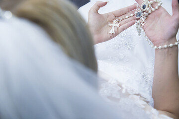 bride holding a crusfix