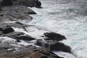 Naklejka premium waves rolling on rocky coastline