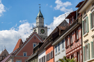 Fassaden in der Altstadt von Überlingen mit dem Turm des St. Nikolaus-Münsters