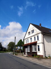 Leerstehender alter Gasthof im Sommer bei Sonnenschein an der Sylbacher Straße in Gastrup-Hölsen...