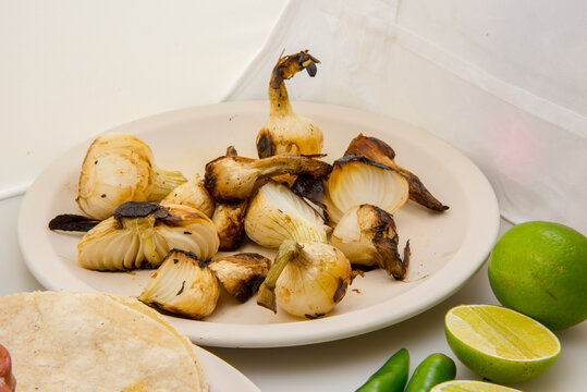 cebollas cambray lista para acompa&ntilde;ar los tacos