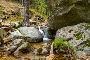 Cascada entre rocas